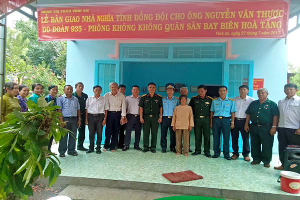 Presenting gratitude houses to war invalids