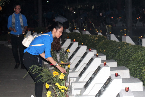 Candle-lighting ceremony honor war heroes, martyrs