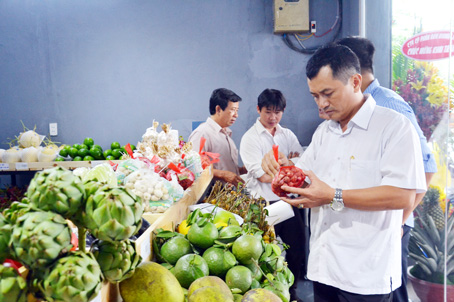 Khách hàng lựa chọn sản phẩm nông sản sạch tại cửa hàng Nam Châu Sơn (phường Quyết Thắng, TP.Biên Hòa). Ảnh: V.Nam