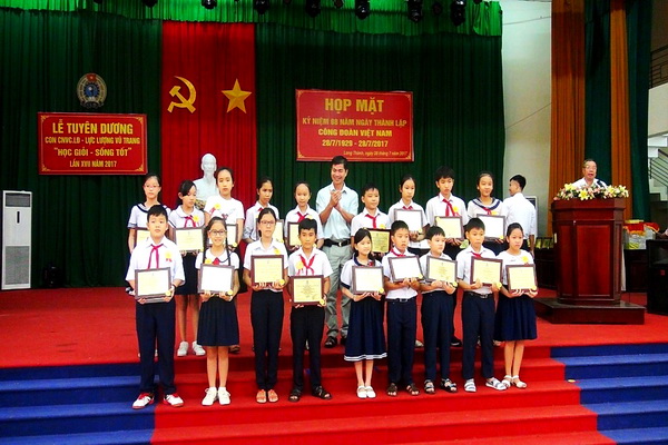 Long Thanh district honors 239 outstanding students