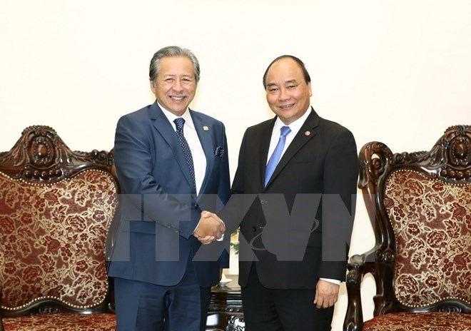 Prime Minister Nguyen Xuan Phuc (R) and Malaysian Foreign Minister Anifah Aman.