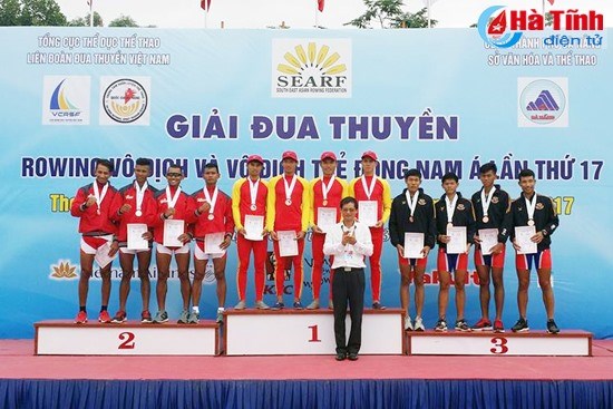 Vietnamese athletes receive their gold medal on top podium at the regional rowing championship (Photo: baohatinh.vn)