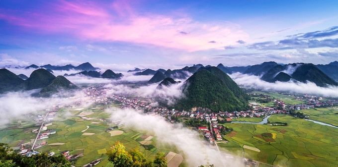 Houses of the Tay, Nung and Dao ethnic minority people lie scattered in the valley, which is surrounded by limestone mountains.