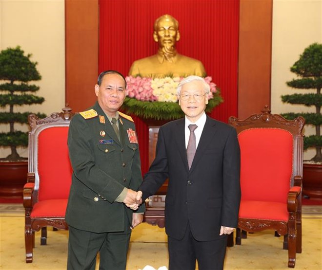 Party General Secretary Nguyen Phu Trong shakes hands with Director of the General Department of Politics of the Lao People’s Army Vilay Lakhamphong 