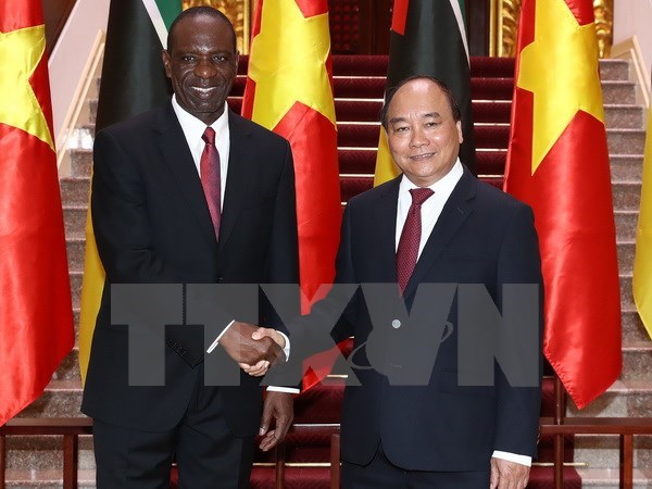  Prime Minister Nguyen Xuan Phuc (R) and his Mozambican counterpart Carlos Agostinho do Rosario.