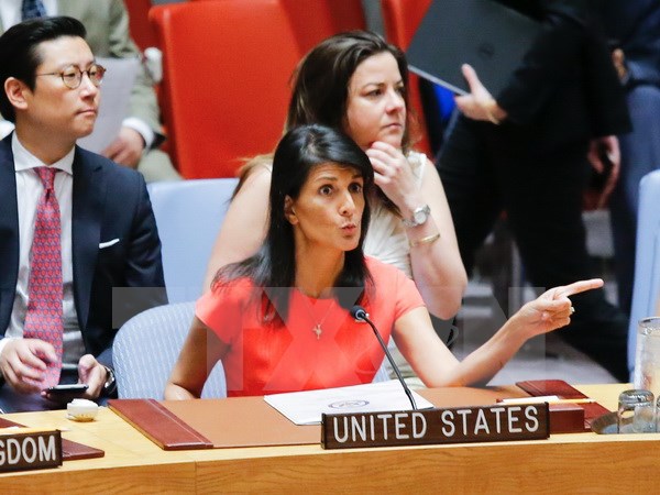 Đại sứ Mỹ tại Liên hợp quốc Nikki Haley tại phiên họp của Hội đồng Bảo an Liên hợp quốc về tăng cường trừng phạt Triều Tiên. (Nguồn: AFP/TTXVN)