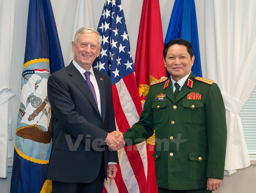 Bộ trưởng Quốc phòng Hoa Kỳ James Mattis và Bộ trưởng Quốc phòng Việt Nam Ngô Xuân Lịch. (Ảnh: Bộ Quốc phòng Hoa Kỳ)