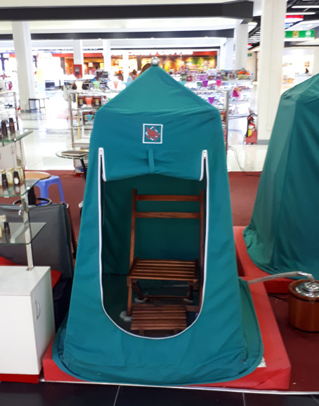 Lều xông hơi di động được trưng bày tại một cửa hàng ở BigC Tân Hiệp. Ảnh: Hoàng Hải