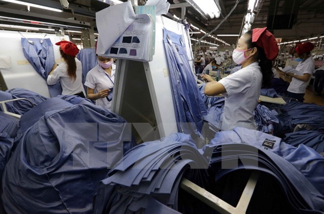 Shirts are made at a garment factory. Illustrative image (Photo: VNA)