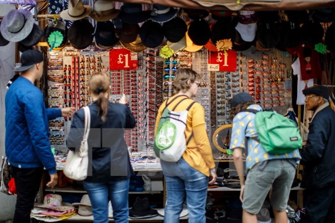 Hàng hóa được bày bán tại một khu chợ ở quận Notting Hill, London ngày 8/8. (Nguồn: AFP/TTXVN)