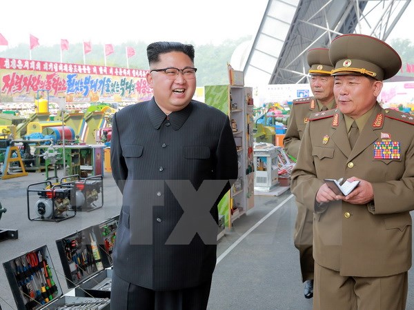  Nhà lãnh đạo Triều Tiên Kim Jong-Un (ảnh, trái) thăm triển lãm các thiết bị khoa học và kỹ thuật do Quân đội Nhân dân Triều Tiên sáng chế. (Nguồn: YONHAP/TTXVN)