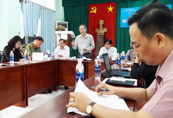 ông Nguyễn Khánh Hòa, Chủ tịch Hội Văn học nghệ thuật Đồng Nai, Trưởng ban tổ chức triển lãm phát biểu tại buổi họp.