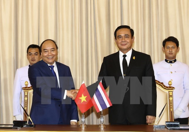 Prime Minister Nguyen Xuan Phuc (L) shakes hands with his Thai counterpart Prayut Chan-ocha.