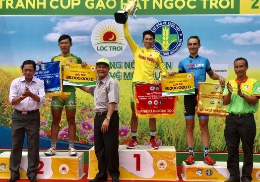 The Mekong Delta Cycling Tournament’s organising board gave awards to the winners. — Photo tinthethao.com.vn  Read more at http://vietnamnews.vn/sports/392288/son-wins-yellow-jersey-in-mekong-cycling-event.html#67CGDcClPb53vYMF.99