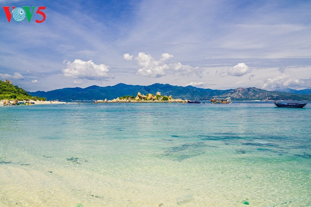   Nha Cu beach: golden sand and clear blue water