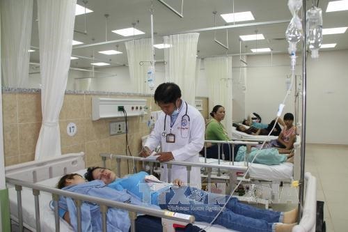 A doctor treats patients with food poisoning at Đồng Nai General Hospital. — VNA/VNS Photo  Read more at http://vietnamnews.vn/society/392507/dong-nai-worried-about-brain-drain-at-public-hospitals.html#pt1e2TSFOYh6KXEu.99