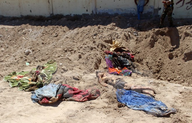 Một trong số những hố chôn tập thể được phát hiện tại Iraq. (Nguồn: AFP/TTXVN)