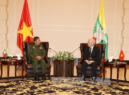 Party General Secretary Nguyen Phu Trong (R) receives Commander-in-Chief of the Defence Services of Myanmar, Sen. Gen. Min Aung Hlaing (Source: VNA)