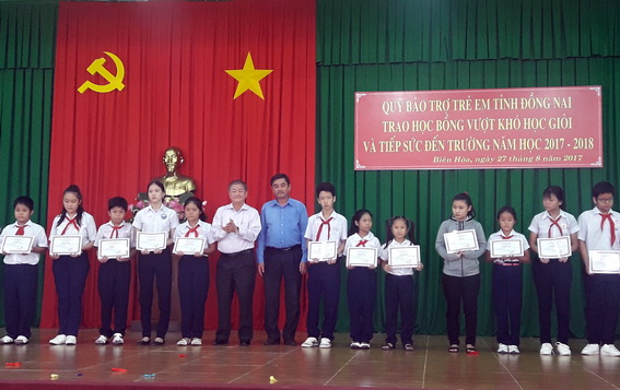 125 students in Bien Hoa city get scholarships