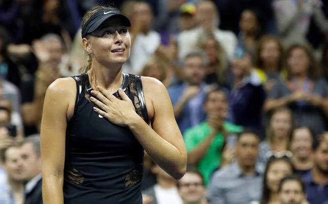 Sharapova khóc sau khi giành chiến thắng. (Nguồn: Reuters)