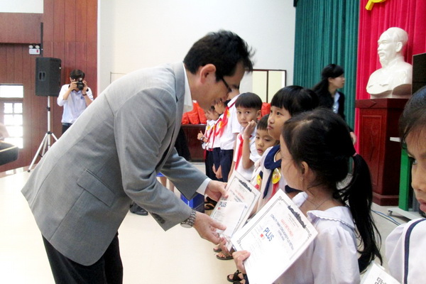 Plus VN awards scholarships for primary students