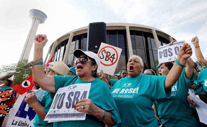 Người dân phản đối đạo luật SB 4. (Nguồn: nytimes.com)