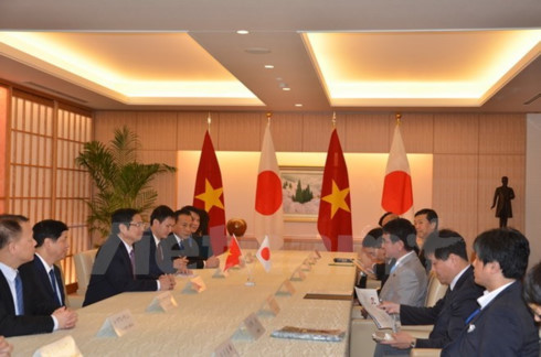 Politburo member Pham Minh Chinh met Chairman of the House of Councillors of Japan Date Chuichi and Japanese Foreign Minister Taro Kono in Tokyo on August 30, the last day of his working visit to Japan.