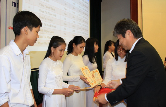 Sojitz presents scholarships to poor students