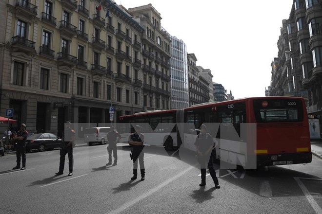 Cảnh sát Tây Ban Nha tăng cường an ninh tại Barcelona ngày 26/8. (Nguồn: AFP/TTXVN)