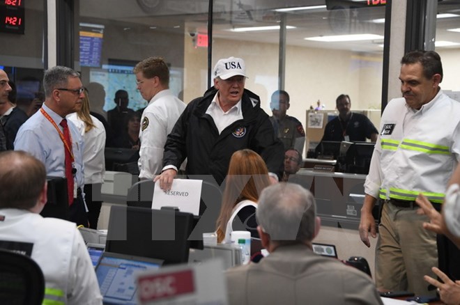 Tổng thống Mỹ Donald Trump (giữa) thăm và làm việc với Trung tâm cứu trợ an toàn công ở Austin, Texas ngày 29/8 vừa qua. (Ảnh: AFP/TTXVN)