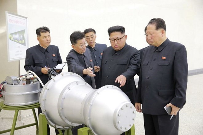 Nhà lãnh đạo Triều Tiên Kim Jong-un kiểm tra một quả bom khinh khí-bom H. (Nguồn: Yonhap/KCNA)