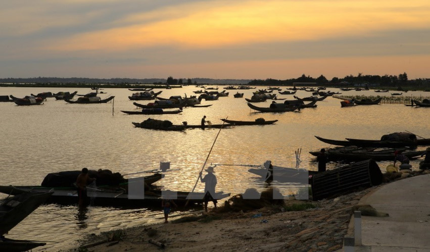 Dawn on Quang Loi Lagoon 