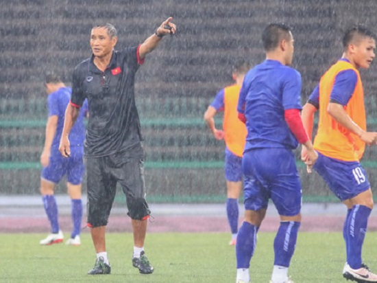 Thầy trò HLV Mai Đức Chung tập luyện dưới mưa ở Campuchia