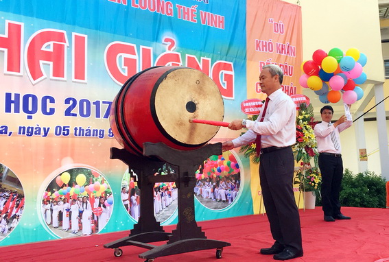 President Tran Dai Quang attended the welcome event of  Trung Vuong secondary school in Hanoi's Hoan Kiem district on September 5.