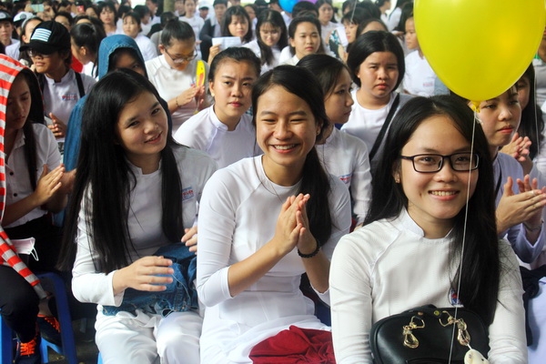 beat the drum to kick-start the new academic year at Luong The Vinh high school.