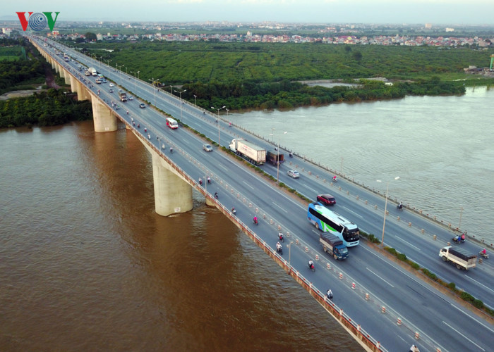 The Thanh Tri Bridge connects the districts of Hoang Mai and Long Bien