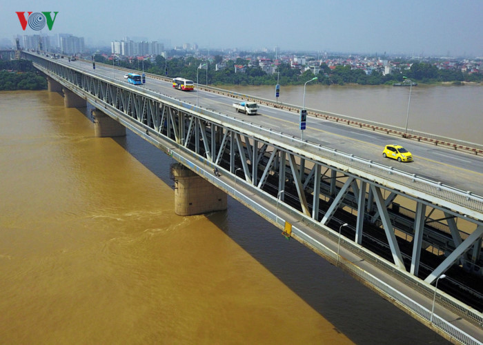 The Thang Long Bridge connects the Noi Bai Airport to the centre of Hanoi