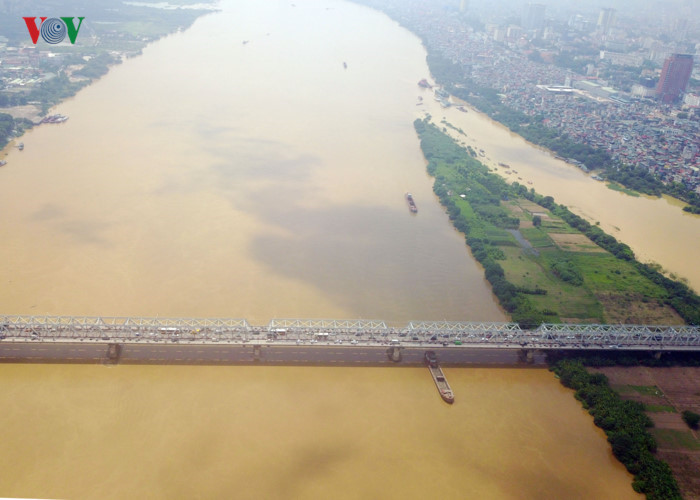 The Chuong Duong Bridge connects the districts of Hoan Kiem to Long Bien