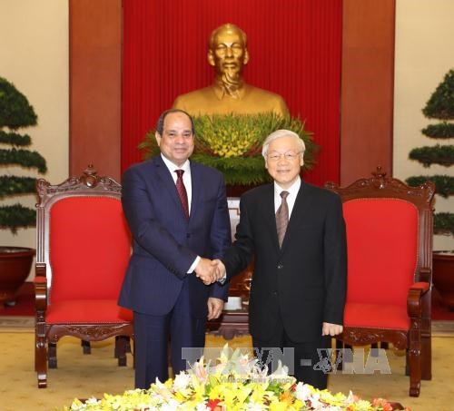 Party General Secretary Nguyen Phu Trong (R) ​and Egyptian President Abdel Fattah el-Sisi