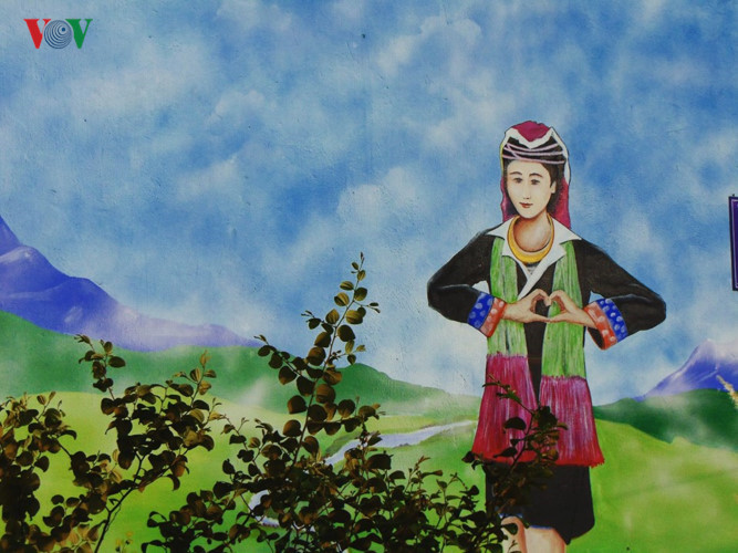 Young volunteers have turned walls of houses in Po Hen Village in Hai Son Commune, Mong Cai City in the northeast mountainous province of Quang Ninh beautiful mural paintings.