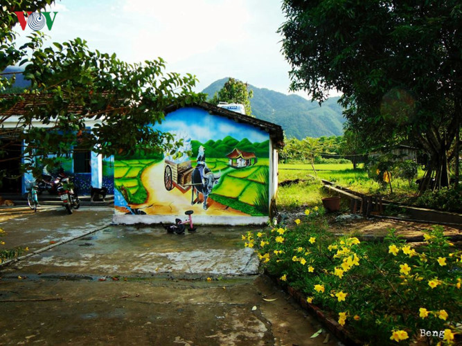 Mural paintings reflecting the lives of villagers