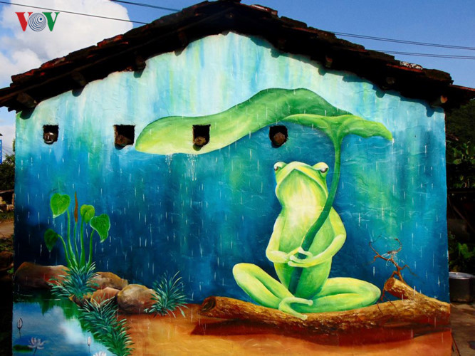 A frog avoids rain.