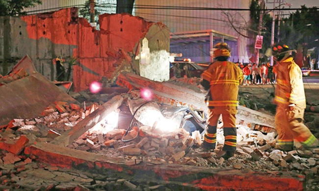 Một tòa nhà ở Mexico bị sập sau động đất. Ảnh: Rex