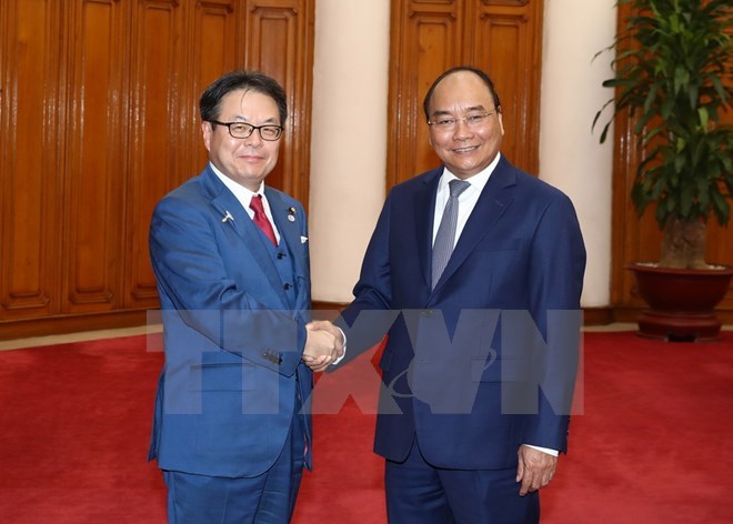 Prime Minister Nguyen Xuan Phuc (R) and Japanese Minister of Economy, Trade and Industry Hirosighe Seko.