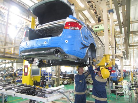 Workers assemble at an automobile plant in the Chu Lai-Truong Hai Industrial Complex in Quang Nam Province. BMW and Thaco agreed to begin cooperation in 2018. — VNS Photo Cong Thanh