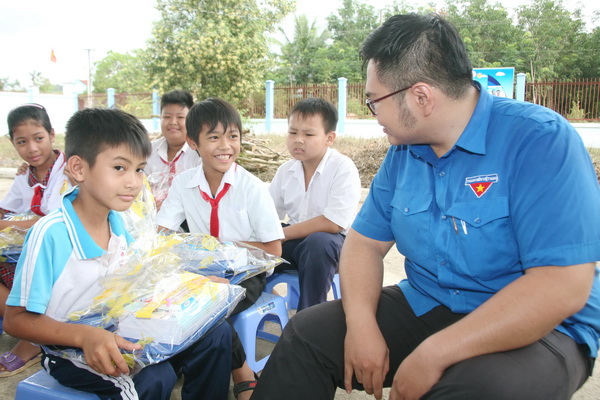 Presenting gifts to students in Dak Lua