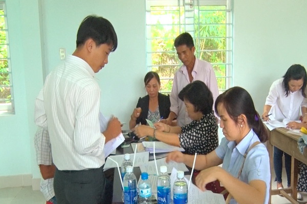 (ĐN) - On September 15, Dong Nai provincial Farmers’ Association in cooperation with its agency in Thong Nhat district handed over preferential loans totaling VND1 billion, with a monthly interest rate of 0.55 percent, to 36 farmer households in Gia Tan 3 and Bau Ham 2 communes.