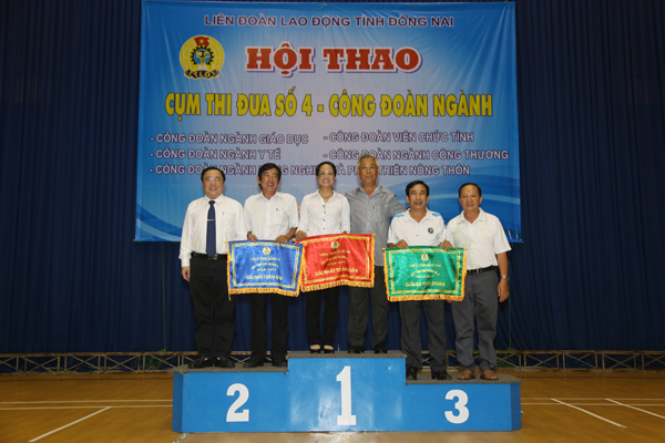 Ban tổ chức trao cờ cho 3 đơn vị dẫn đầu toàn đoàn