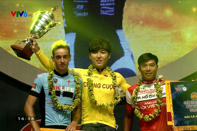 Tay đua Jiung Jang (áo vàng) trên bục nhận Danh hiệu Áo vàng