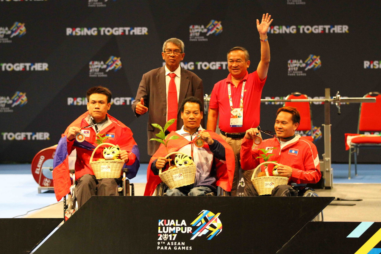 Lê Văn Công nhận HCV ASEAN Para Games 2017.